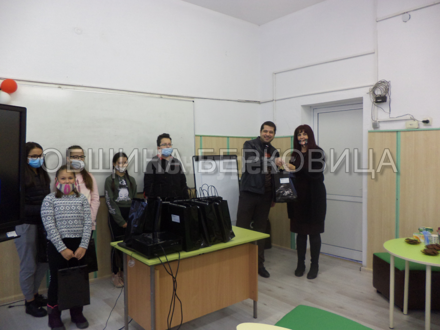 Голяма фирма дари лаптопи на ученици от Берковица 