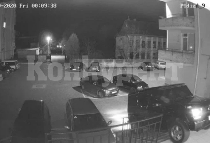 Невиждано! Депутат качи лъскавия си джип на стълбите пред дома му ВИДЕО