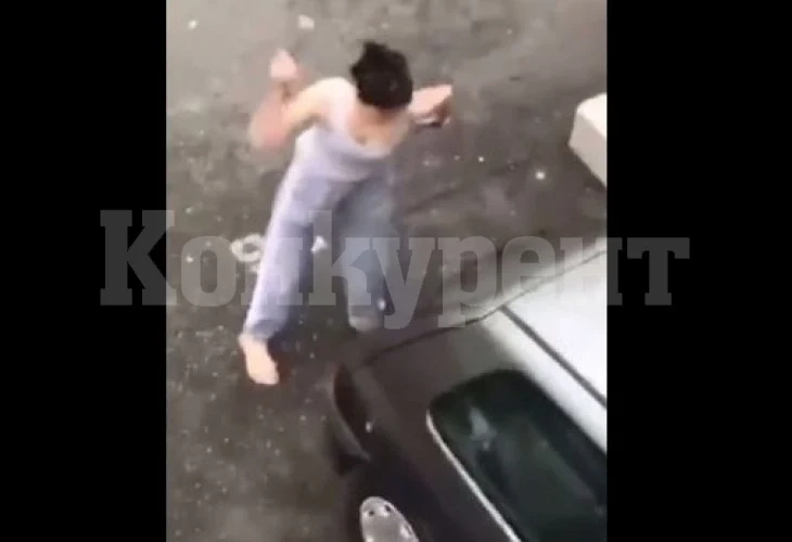 Буйна девойка с чук започна да млати кола, но ... ВИДЕО 18+