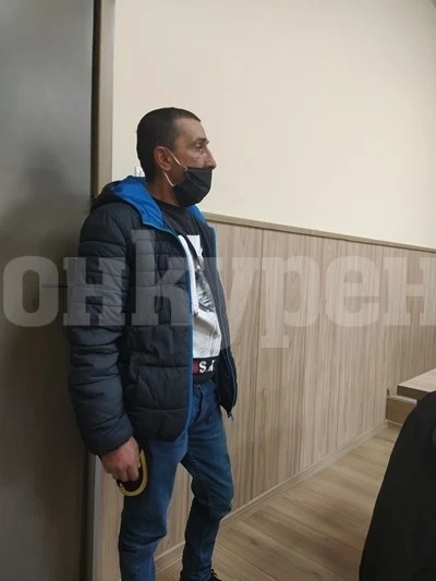 Син умори болния си баща, оставял го гол на земята
