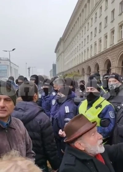 Протест пред МС срещу противоепидемичните мерки (На живо)