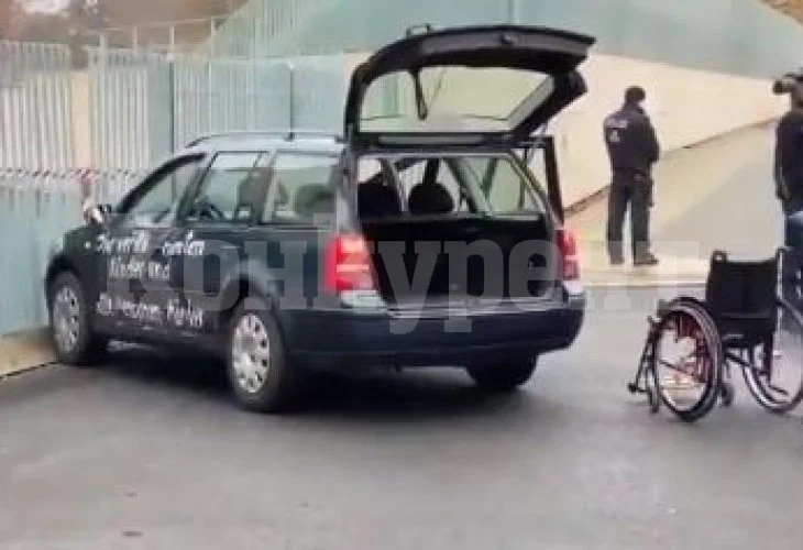 Кола се вряза в офиса на Меркел ВИДЕО