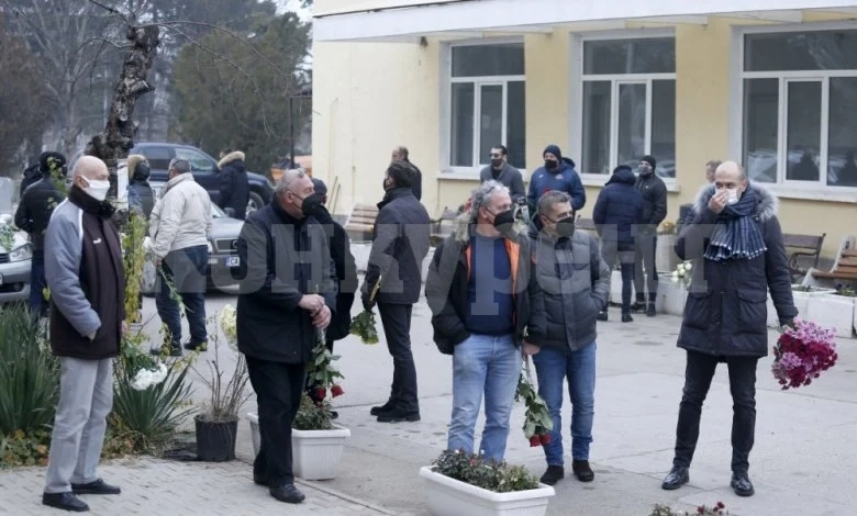 Известни мъже плачат на поклонението на Никола Спасов СНИМКИ