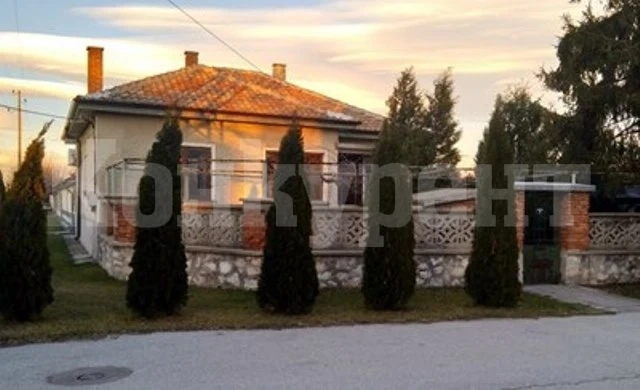 Хиляди българи предлагат селските си къщи без пари