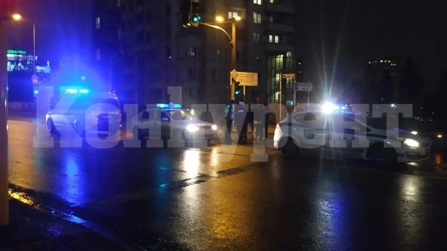 Кръв на пътя! Лека кола помете 42-годишен, ходел нощес насред възлов булевард във Враца