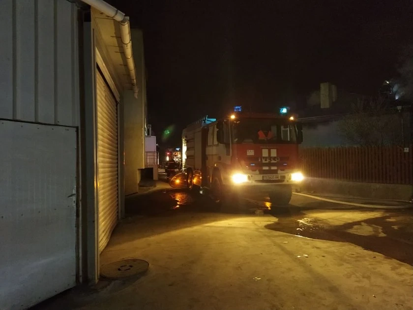 Автомивка пламна посред нощ във Врачанско