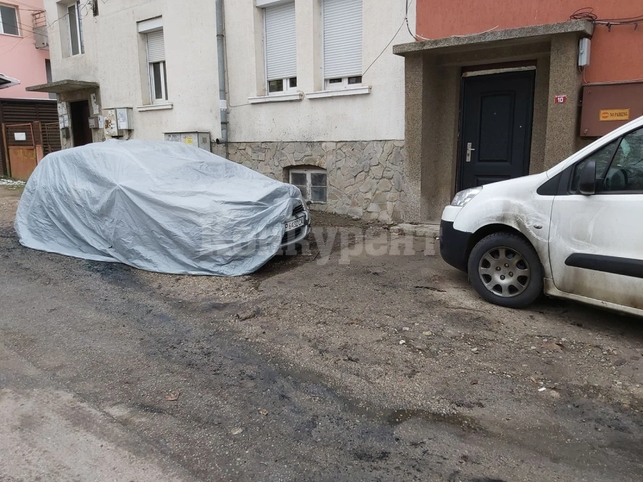 Запалената кола е била паркирана в близост до детска градина СНИМКИ