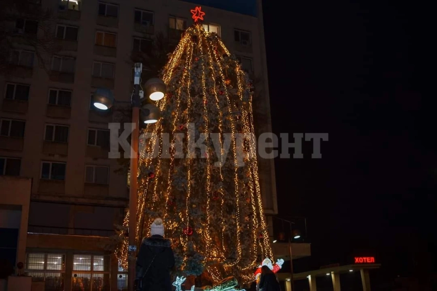 Kоледната елха в Мездра грейна с обновена празнична украса 