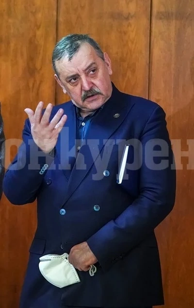 Кантарджиев: Не повече от три семейства да се събират на Коледа