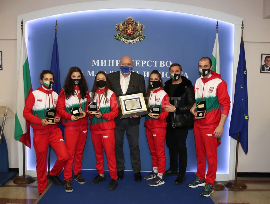 Министър награди видинчанка за бронза от европейско