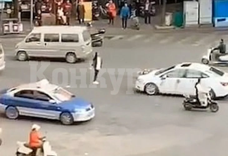Безумно влюбена девойка блокира път с тялото си, за да предотврати сватбата на бившия си ВИДЕО