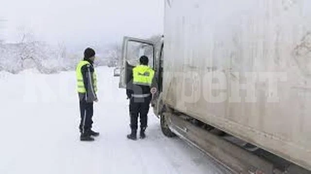 Спасители теглиха ТИР, закъсал в промишлената зона на Монтана