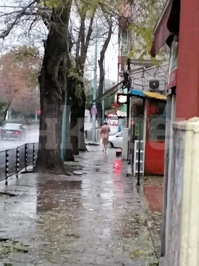 Гол мъж тича по централен булевард в Пловдив в дъжда