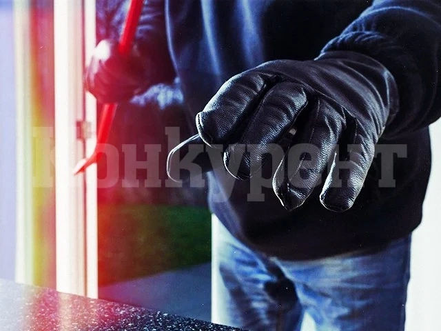 Биячите на баба Атанаска от Белозем разбили вратата й с лопата и нахлули в дома й (снимки)