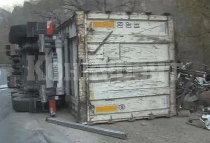 Голяма беля с тир, превозващ 23 тона нарове, на магистрала „Марица“