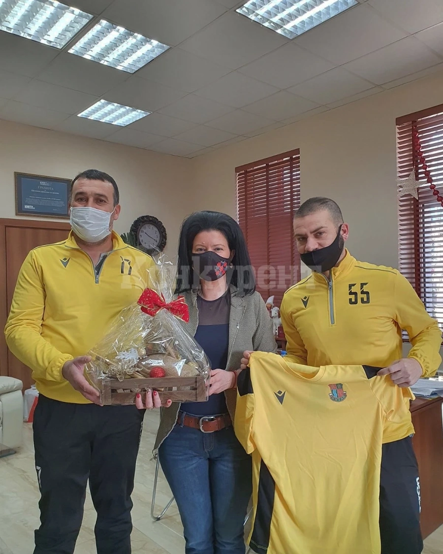 ФК Бутан „облече“ кметицата на Козлодуй в знак на благодарност
