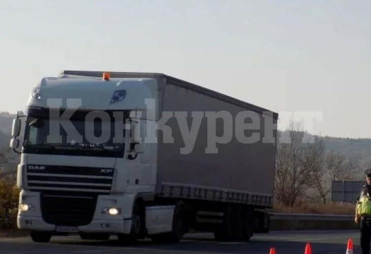 Шофьор в кабината на тир край София не дава признаци на живот, полиция го обгради