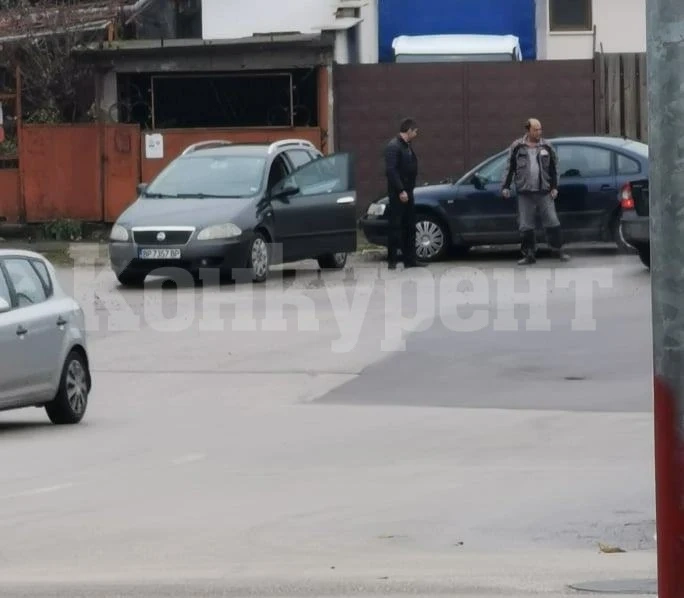 Две коли огънаха ламарините до Табашкия мост във Враца