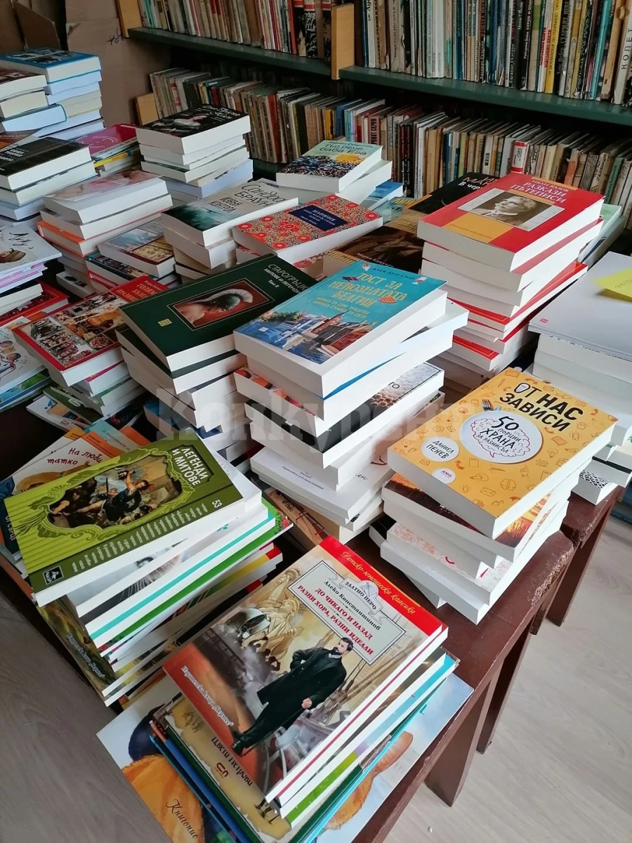Читалищната библиотека в Мездра обогати книжния си фонд с над 400 нови заглавия