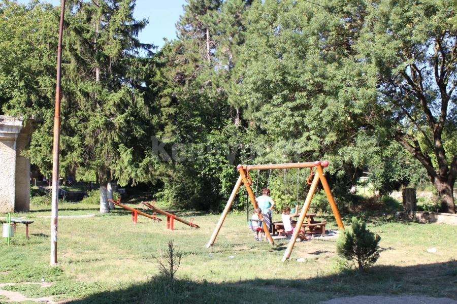 Родители изградиха детска площадка във Враняк с помощ от община Бяла Слатина