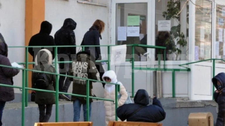 Увеличават се безработните на опашки пред бюрата по труда   