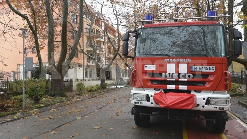 Огнеборци разбиха вратата на апартамент в хотел в Монтана