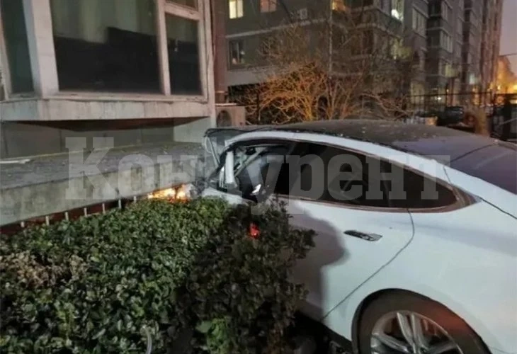 Tesla се опита да убие шофьор, наложи му се да се прави на каскадьор СНИМКИ