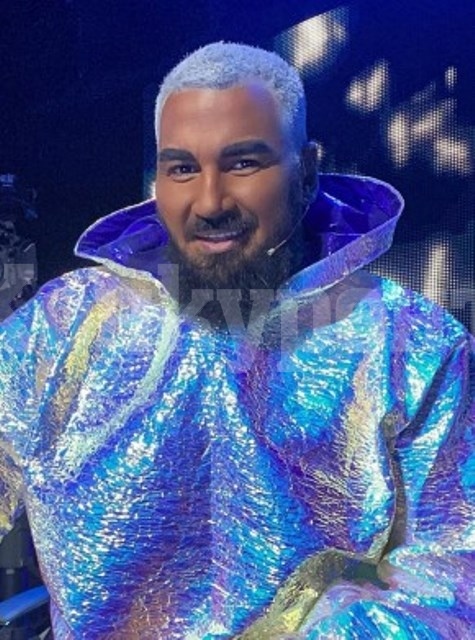 Гаджето на Азис му кръшка с жена