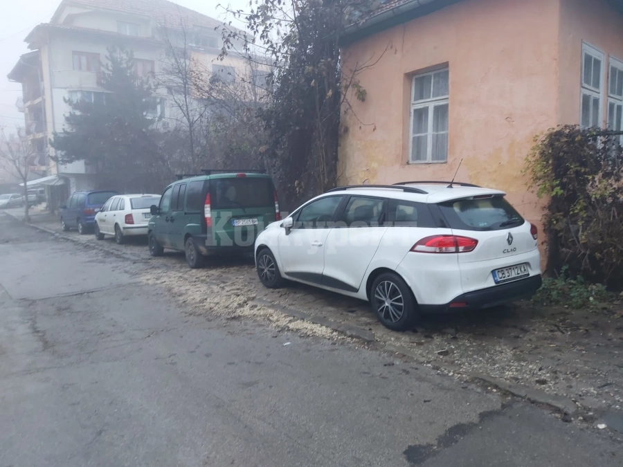 Да паркираш по врачански...на тротоара