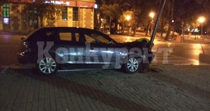 Издирват шофьор, повалил електрически стълб и изчезнал