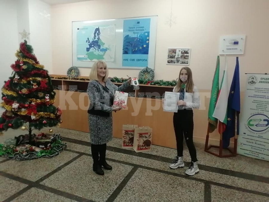 Наградиха най-заслужилите ученици от СУ „Никола Войводов“ СНИМКИ