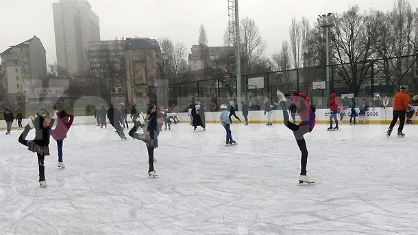 Безплатна ледена пързалка радва варненци за празниците