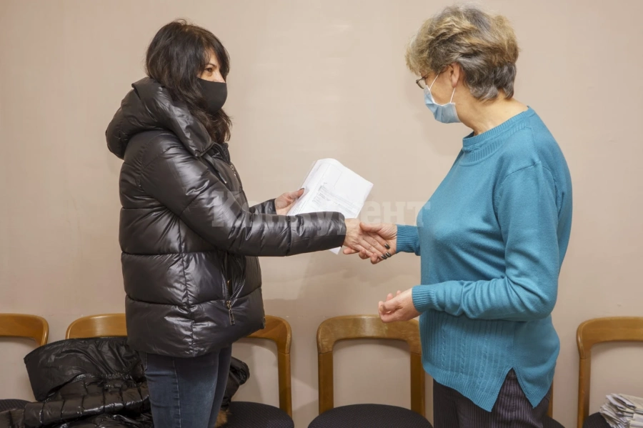 Община Мездра зарадва служителите и пациентите на многопрофилната болница в града с коледни подаръци 