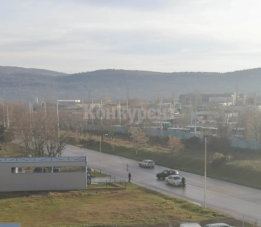 Две коли огънаха ламарините на натоварена улица във Враца