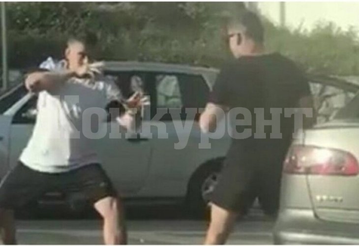 Зрелищни ВИДЕА: Фенове на филми за кунг-фу си спретнаха бой на пътя