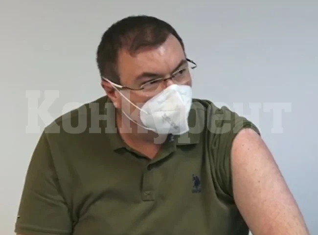 Министър Костадин Ангелов се ваксинира първи срещу COVID-19 (На живо)