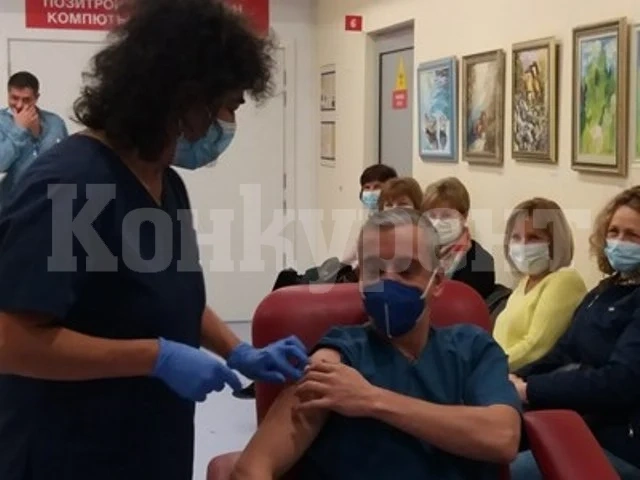 Лекар от Бургас: На 15-та минута след ваксината си допих кафето, чувствам се отлично (Снимки)