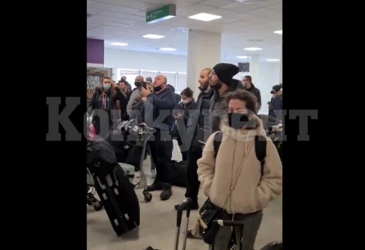 Втори ден българи са блокирани на летището в Единбург, скандират: „Мафия“