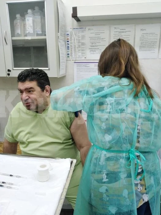 Д-р Георги Езекиев е сред първите ваксинирани във Враца