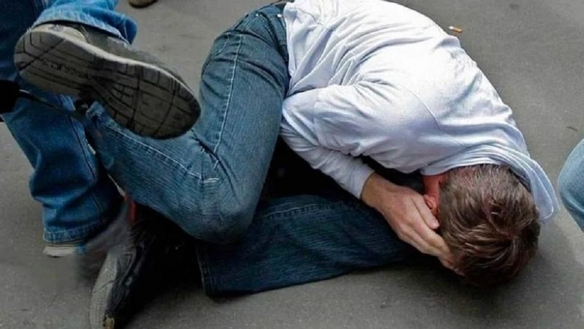 Мъж се бори за живота си след жесток побой
