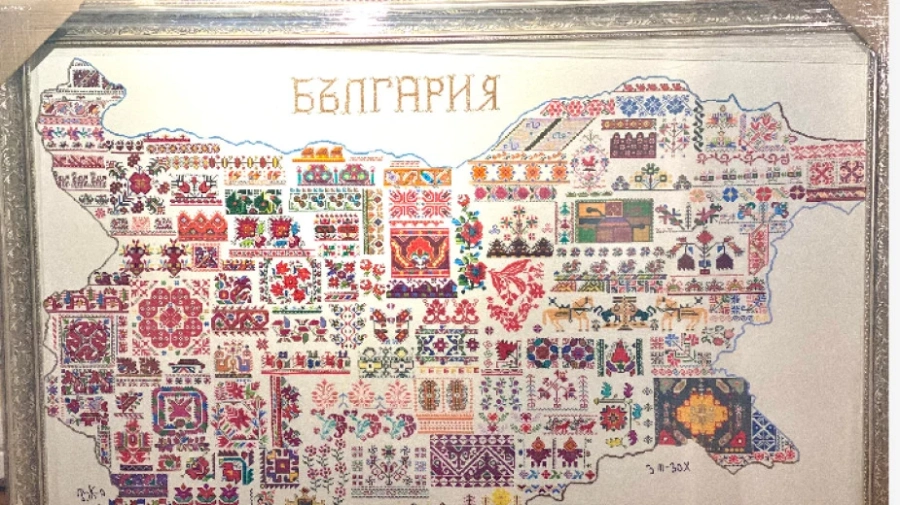 Родолюбец дари карта на България с шевици на Етнографския музей СНИМКИ