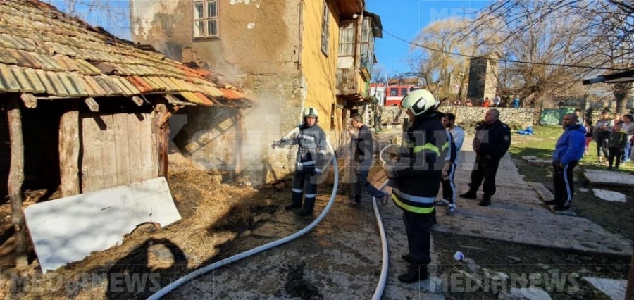 Пожар изпепели стопанска постройка в село Крапец СНИМКИ
