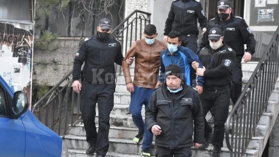 Двамата грабители от Езеро остават за ЧНГ в ареста