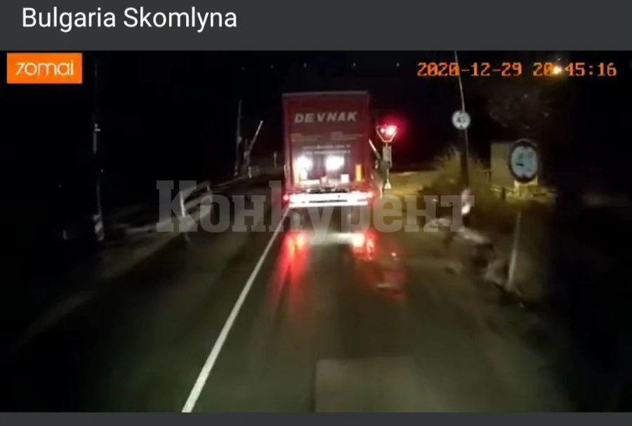 Чужденец с ТИР счупи бариерата на жп прелез на Е-79 СНИМКИ