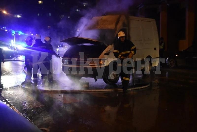 Бус пламна в движение и се заби в гараж