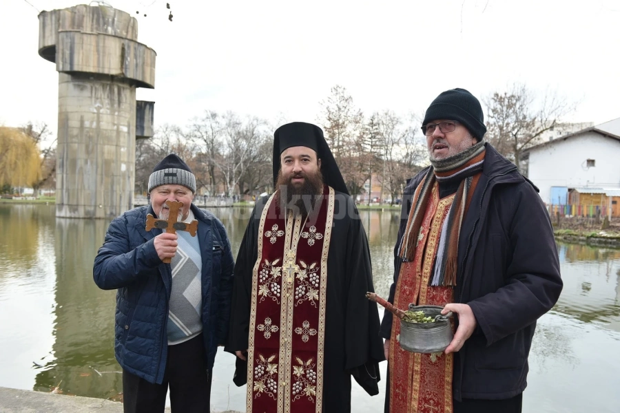 Пенсионерът Георги Арсов изтегли от водите на езерото Монтанензиум Богоявленския кръст