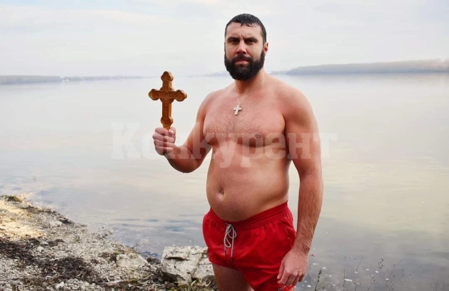 Вижте кой извади кръста във Видин
