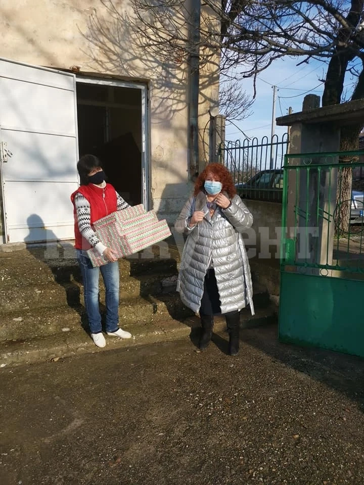 Общинска съветничка подари образователни играчки на децата в село Чирен
