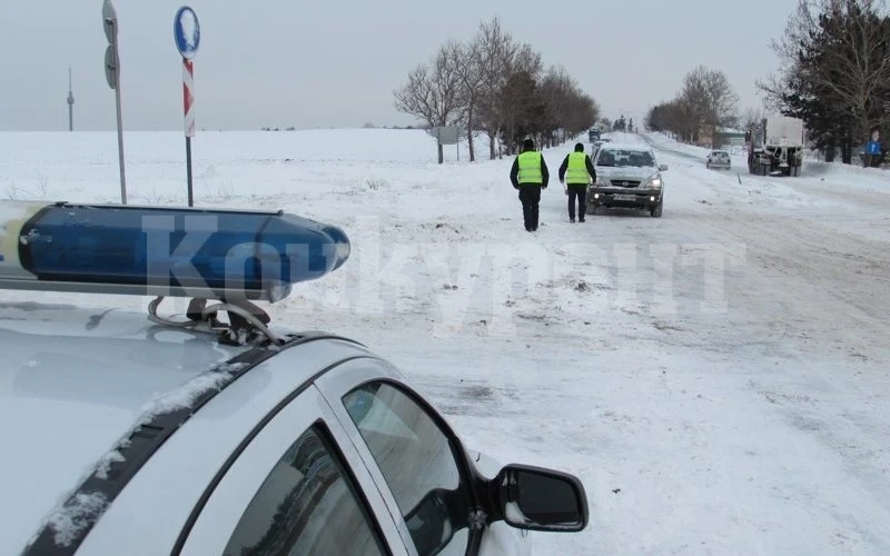 Съобразявайте се със зимните условия и ситуацията на пътя, апелираха от видинската полиция