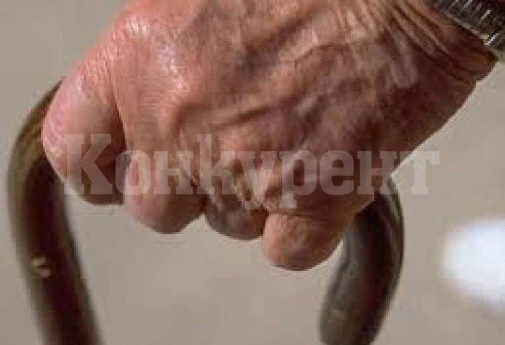 Момичета издебнаха баба в парка на Долни Дъбник, събориха я на земята и...